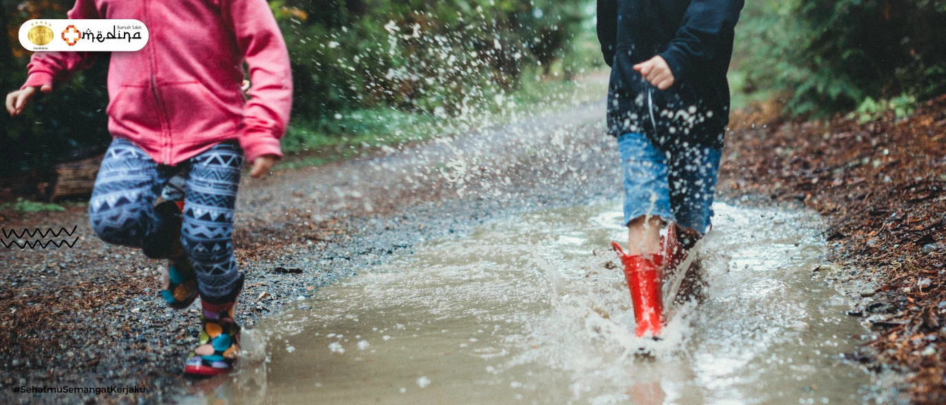 artikel kesehatan Manfaat Mandi Hujan untuk Anak dan Tipsnya agar Aman
